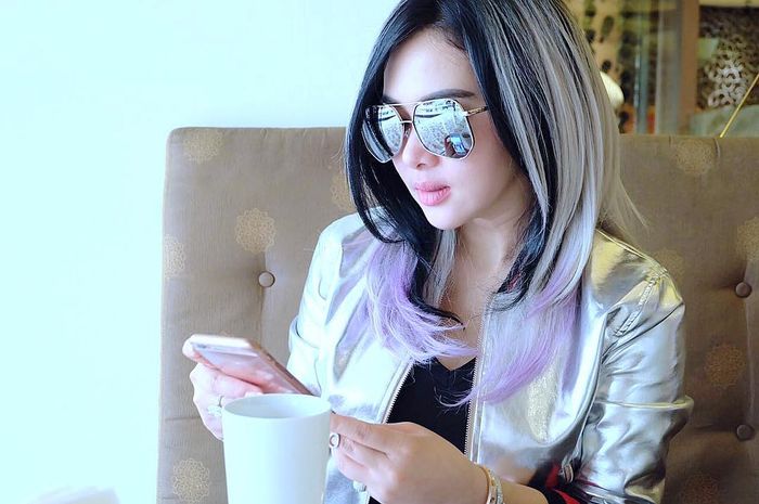 Syahrini bergaya kasual dan tetap cetar dengan gaya rambut ombre