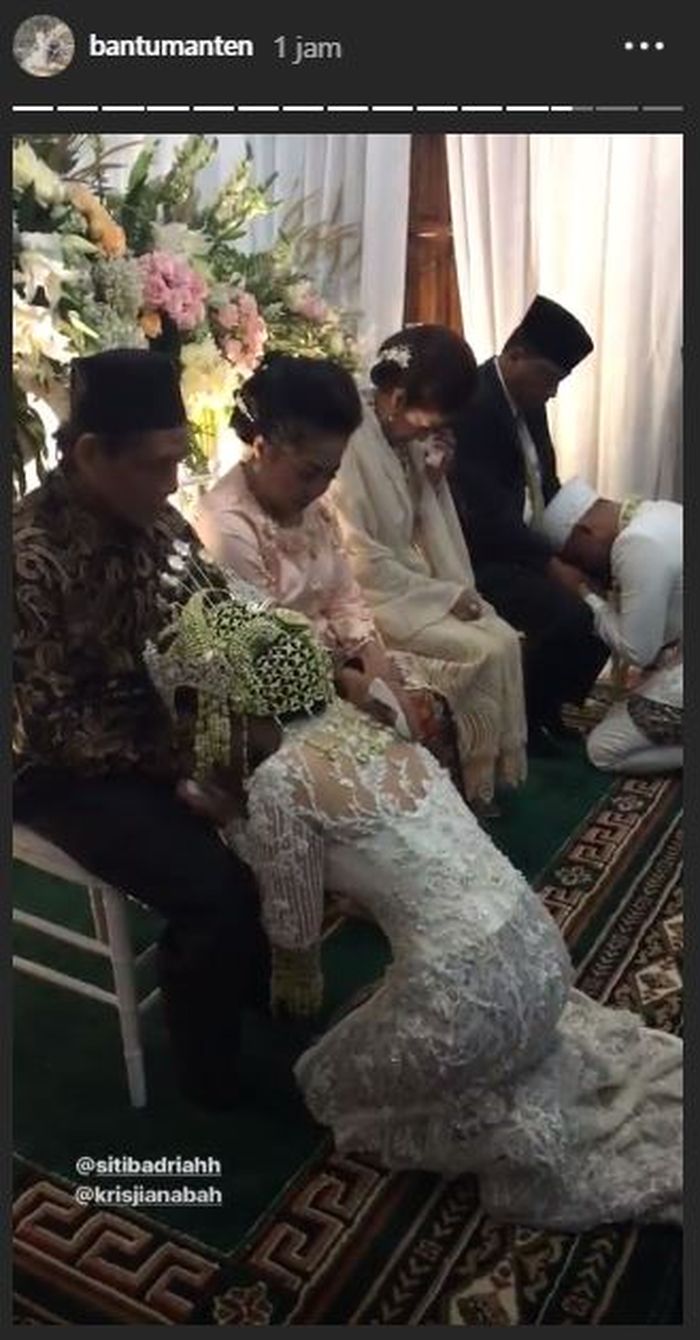 Momen sungkeman dalam pernikahan Siti Badriah dan Krisjiana Baharuddin Instagram @bantumanten