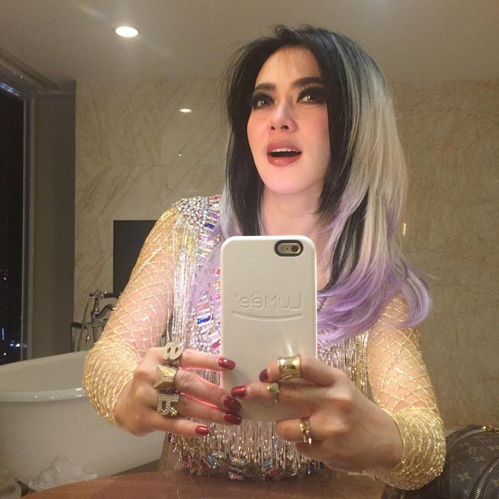 Syahrini mewarnai rambutnya bergaya ombre dengan warna putih, ungu dan hitam