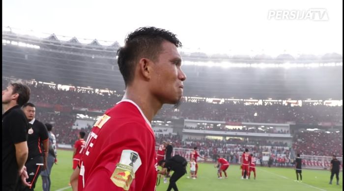 Momen ketika gelandang Persija Jakarta, Sandi Darman Sute alias Sandi Sute tak kuat menahan rasa haru usai kemenangan timnya atas PSM Makassar, Minggu (21/7/2019).