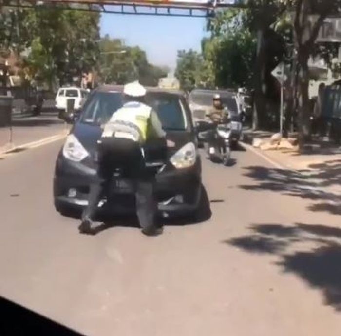 Polisi yang berusaha menghentikan sang pelanggar