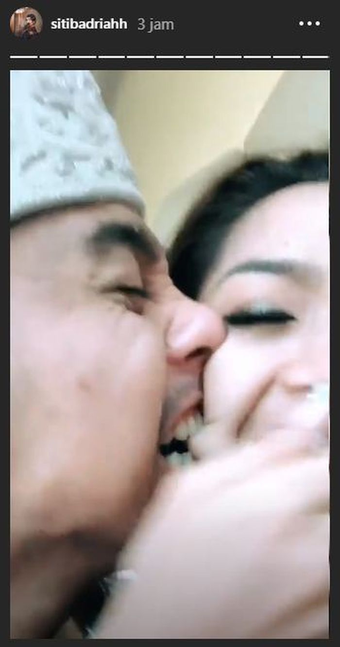 Krisjiana Baharudin menggigit gemas Siti Badriah