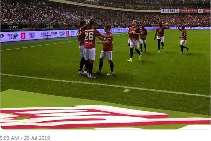 Para pemain Manchester United merayakan gol yang dicetak Anthony Martial ke gawang Tottenham Hotspur dalam laga International Champions Cup 2019 di Stadion Hongkou, 25 Juli 2019.