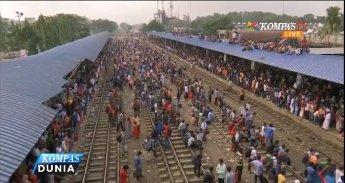 Tradisi mudik di Hari Raya Idul Adha di Bangladesh.