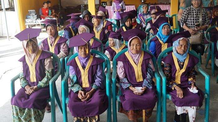 Beberapa peserta lansia yang di wisuda.