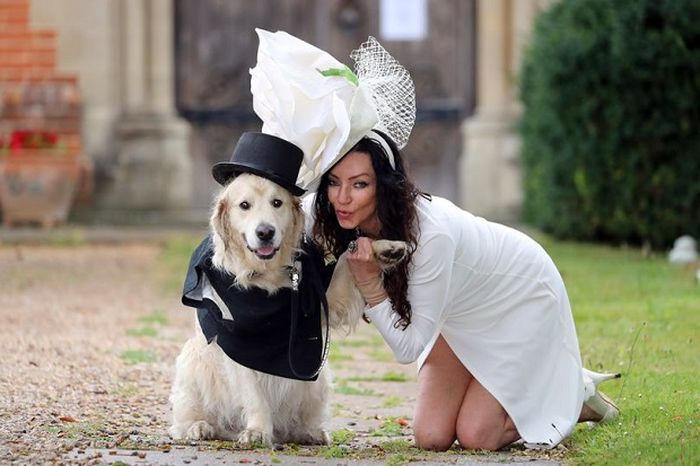 Elizabeth Hoad, 49, model di Inggris yang ingin menikahi anjing peliharaannya.
