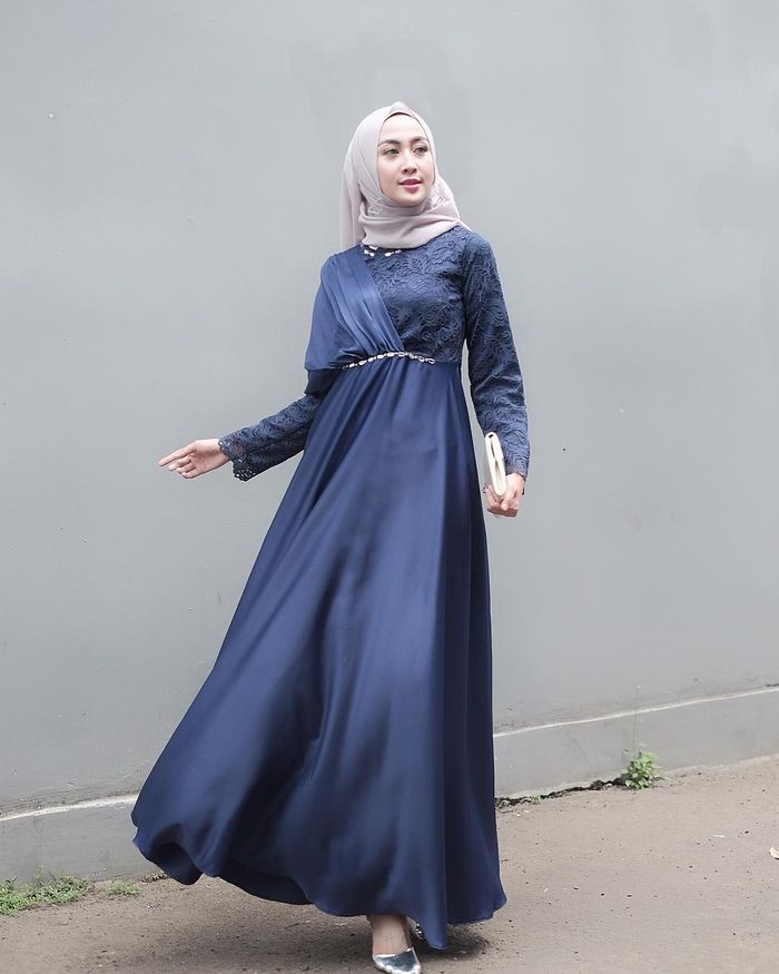 3 Model  Dress  Satin  Hijab Warna Navy untuk Gaya Kondangan 