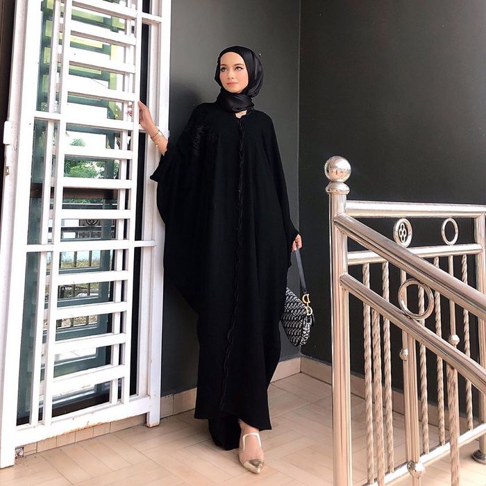 Cool! 5 Dress Hijab Nuansa Hitam yang Simpel, Tapi Tetap Glamor
