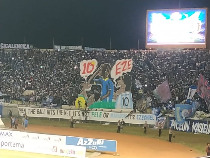 Koreografi berbentuk Ezechiel Ndouasel dari para suporter Persib Bandung yang ditampilkan pada laga kontra Bali United di Stadion Si Jalak Harupat (SJH), Soreang, Kabupaten Bandung, Jumat (26/7/2019).