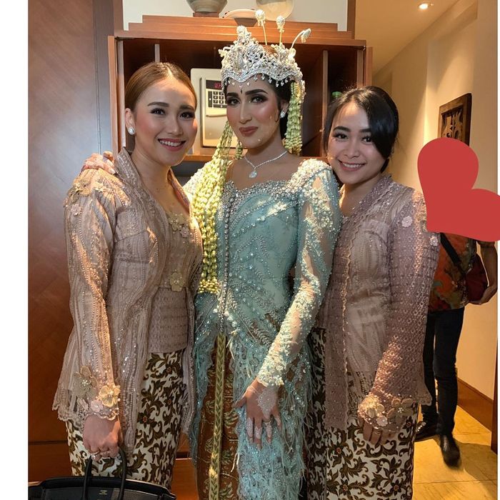 Tampilan Ayu Ting Ting saat hadiri pernikahan Tania Nadira