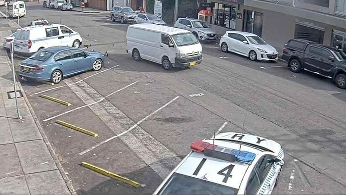 Rekaman CCTV van putih yang membawa muatan narkoba mengebut setelah menabrak mobil polisi