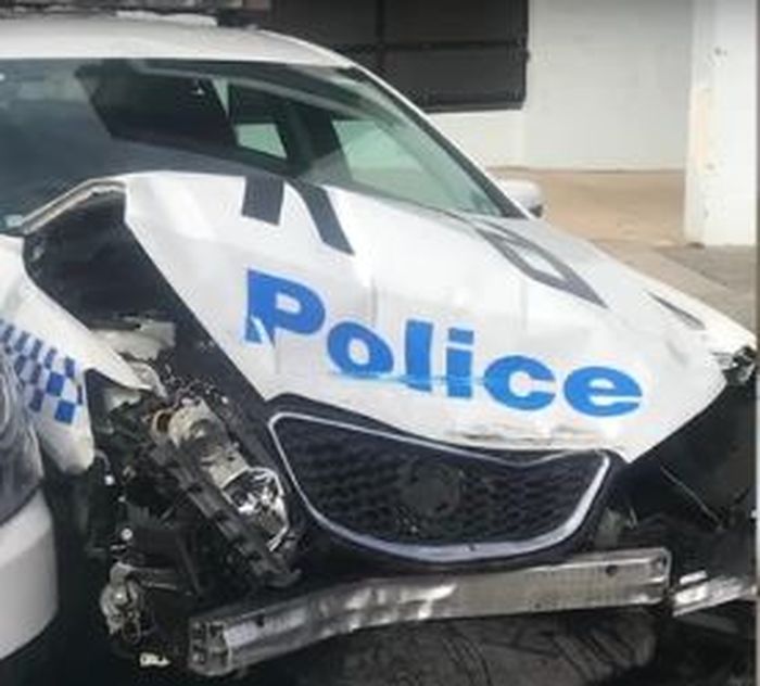 Ilustrasi mobil polisi rusak