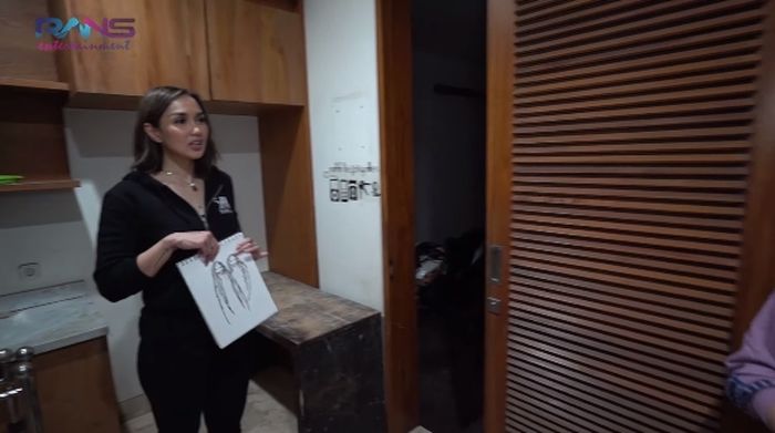 Sosok dua wanita berambut panjang yang ada di rumah baru Raffi Ahmad