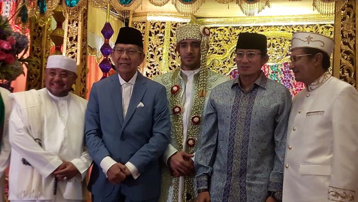 Sandiaga Uno foto bersama mempelai pria