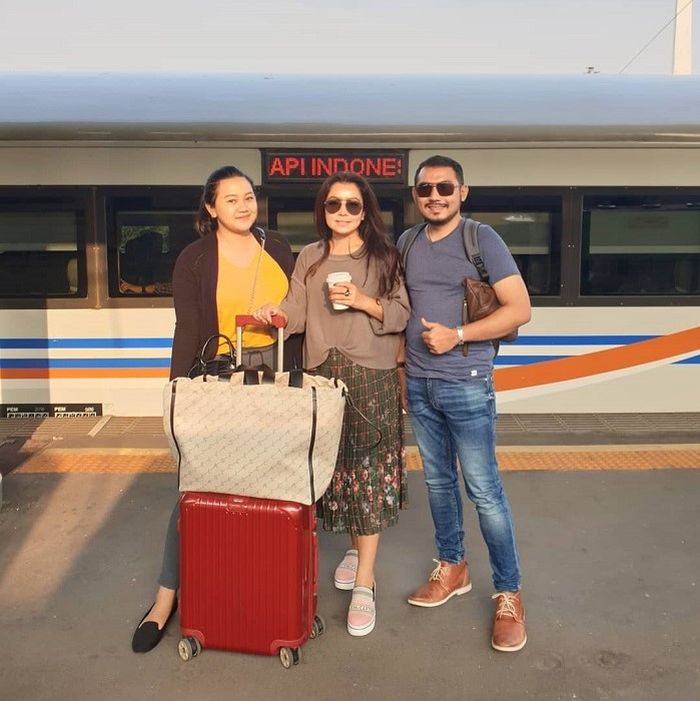 Penampilan Mayangsari saat plesiran naik kereta api tanpa Bambang Trihatmodjo