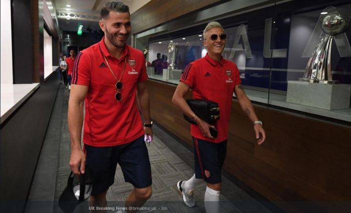 Bek Arsenal Sead Kolasinac (kiri), bersama Mesut Oezil.