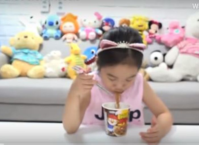 Boram dalam konten Youtubenya
