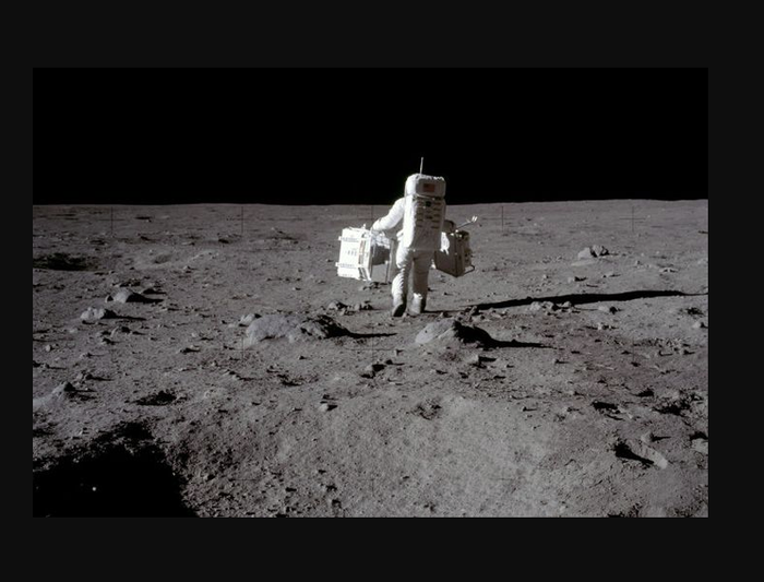 Baz Aldrin memegang pantulan di permukaan bulan