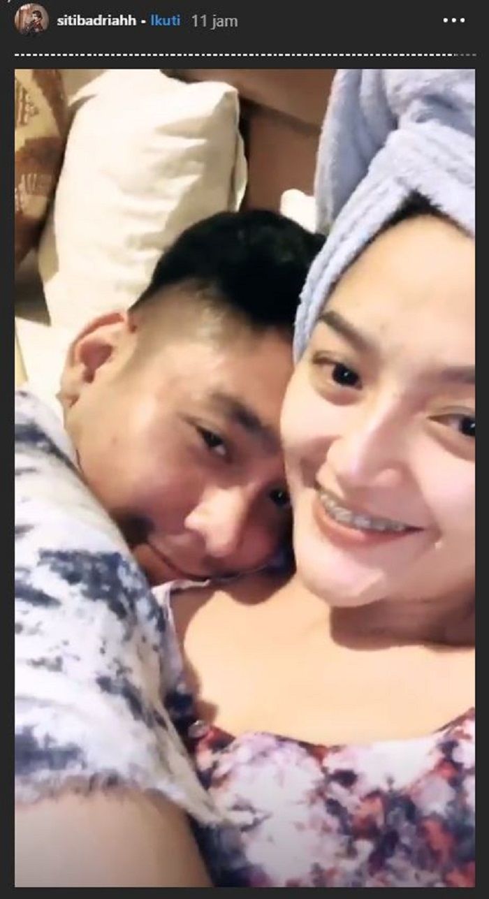 Siti Badriah memamerkan suasana malam pertamanya dengan sang suami