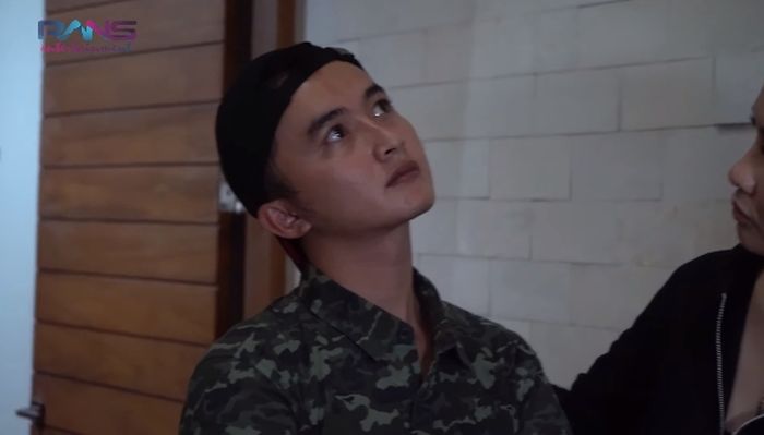 Asisten Raffi Ahmad yang sedang berinteraksi dengan makhluk di rumah baru Raffi Ahmad