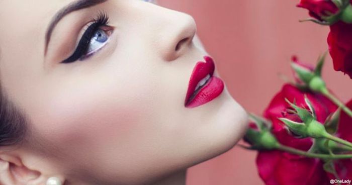 Tips makeup untuk menghadiri garden party di siang hari - Gunakan produk makeup yang waterproof