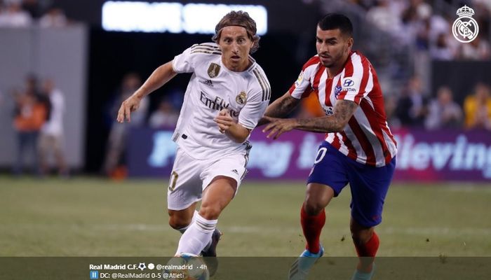 Luka Modric terlibat duel dengan Angel Correa saat laga International Champions Cup 2019, Sabtu (27/7/2019).