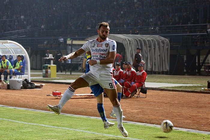 Aksi striker Bali United, Ilija Spasojevic kontra Persib Bandung di Stadion Si Jalak Harupat, Soreang, Kabupaten Bandung, Jumat (26/7/2019).