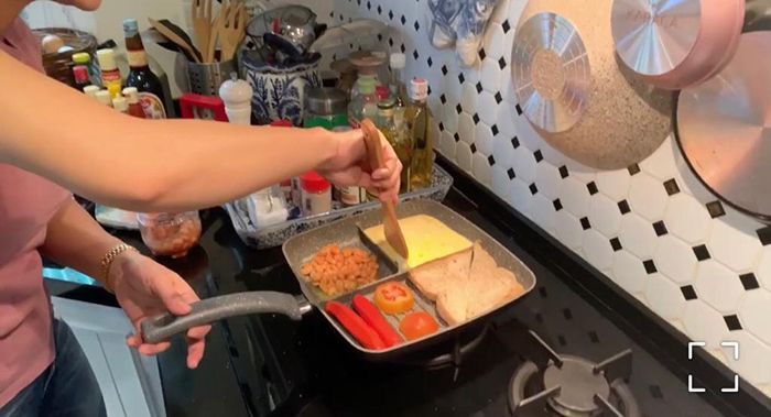 Yuni Shara mempraktikkan memasak menggunakan wajan yang ia jual