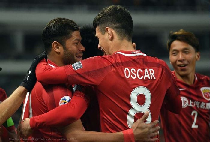 Dua pemain Shanghai SIPG, Oscar Emboaba (kanan) dan Hulk (kiri).