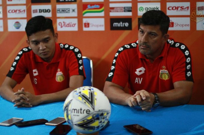 Pelatih Bhayangkara FC, Alfredo Vera bersama dengan Dendy Sulistyawan saat konferensi pers sebelum laga melawan Arema di Stadion Kanjuruhan, Malang.