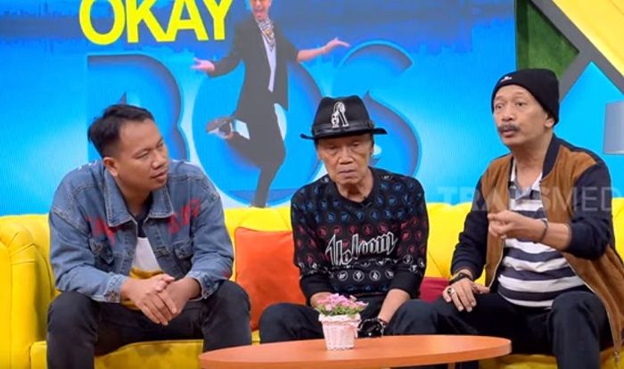 Vicky Prasetyo sedang memperhatikan Polo Srimulat berbicara