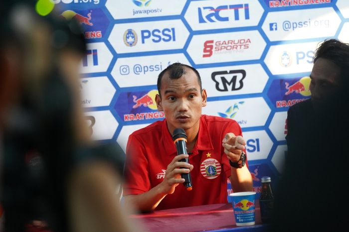 Pemain Persija Jakarta, Riko Simanjuntak memberikan keterangan pers di Makassar, Sabtu (27/7/2019).