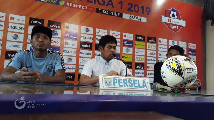 Pelatih Persela Lamongan, Nil Maizar, saat memberikan keterangan jelang laga kontra Borneo FC pada pekan ke-11 Liga 1 2019.
