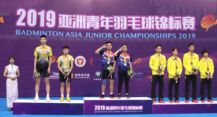 Leo Rolly Carnando/Indah Cahya Sari Jamil saat berdiri di podium juara Kejuaraan Asia junior 2019, di Suzhou Olympic Sports Centre, Suzhou, China, Minggu (28/7/2019).