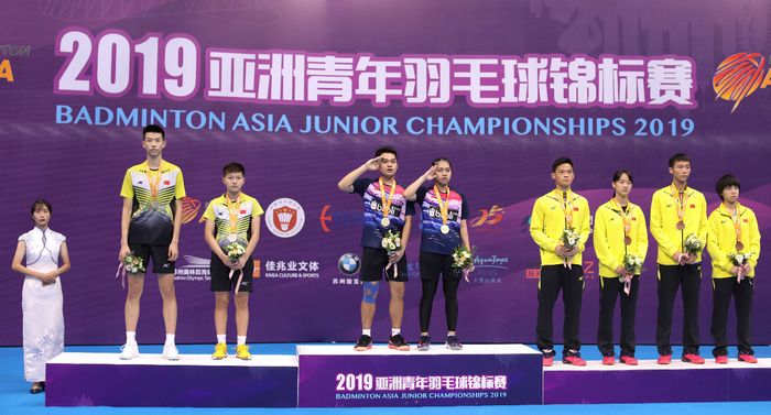Leo Rolly Carnando/Indah Cahya Sari Jamil saat berdiri di podium juara Kejuaraan Asia junior 2019, di Suzhou Olympic Sports Centre, Suzhou, China, Minggu (28/7/2019).