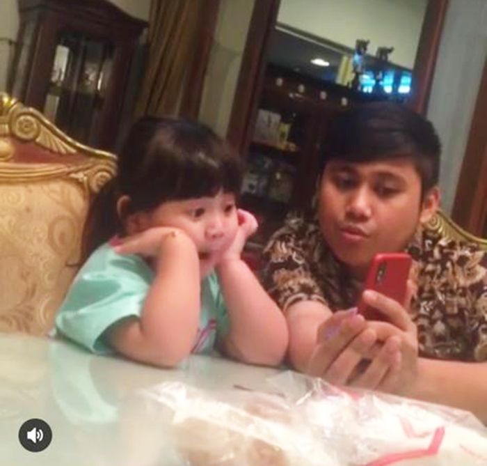 Ruang makan dan dapur di rumah Nia Daniaty