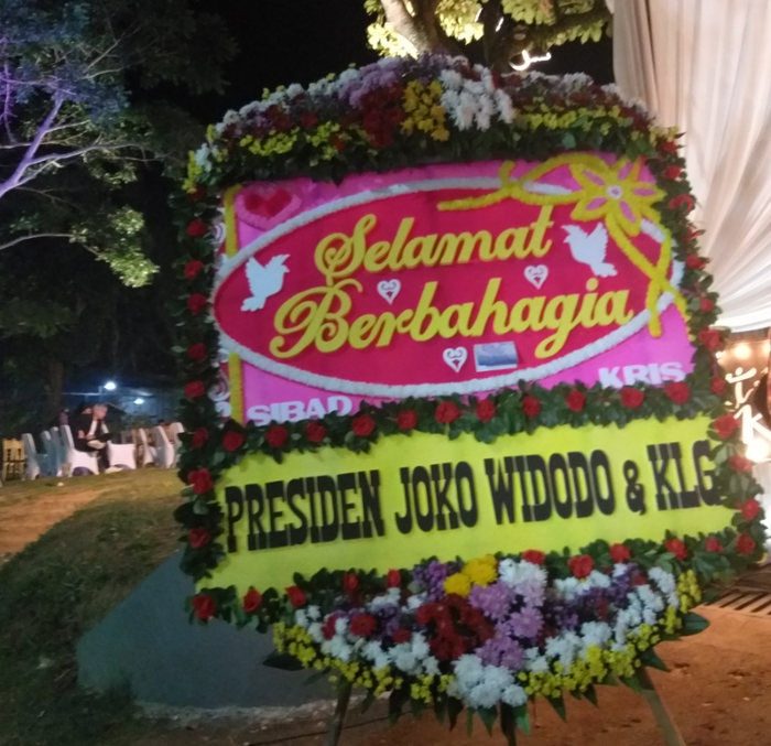 Karangan bunga dari Presiden Jokowi untuk pernikahan Krisjiana Baharudin dan Siti Badriah yang digelar di Villa D'Tapos, Cileungsi, Bogor, Jawa Barat, hari Sabtu (27/7/2019).