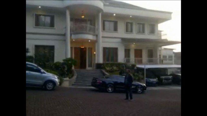 Rumah Nia Daniaty dan Farhat Abbas