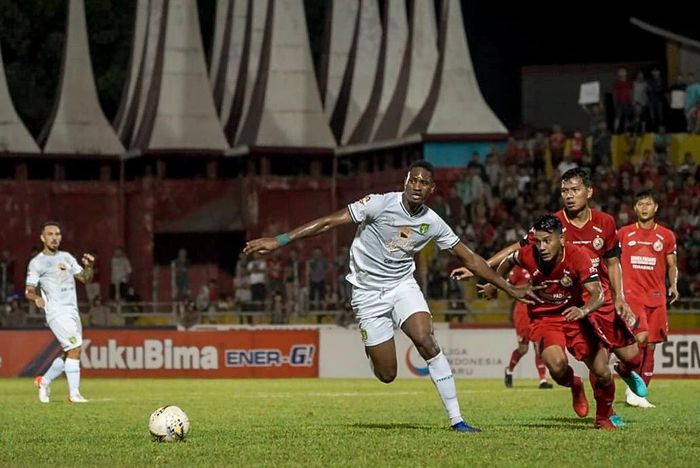 Penyerang Persebaya Surabaya, Amido Balde, mendapatkan pengawalan ketat dari pemain Semen Padang pada laga pekan ke-11 Liga 1 2019.