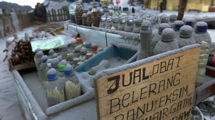 Barang dagangan warga tertutup abu vulkanik dari erupsi Gunung Tangkuban Parahu
