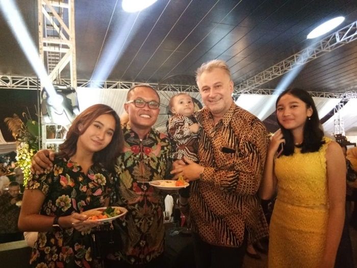 Sule merangkul mesra Naomi ZaskiaSule merangkul mesra Naomi Zaskia