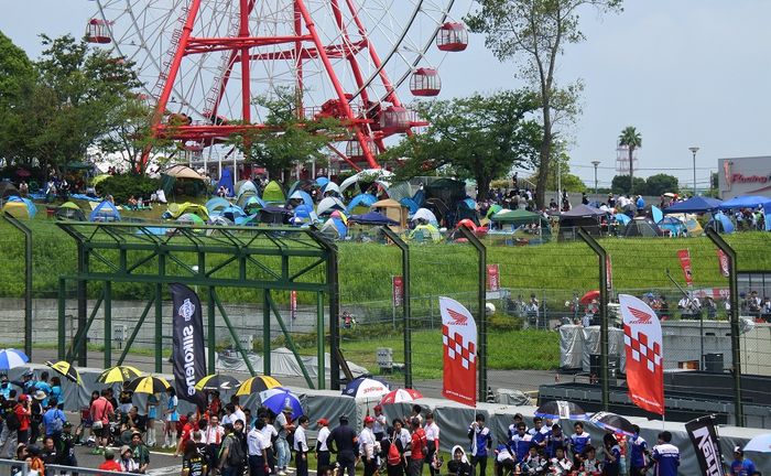 Penonton berkemah untuk menyaksikan balapan ketahanan Suzuka 8 Hours di Sirkuit Suzuka, Jepang pada Minggu (28/7/2019).
