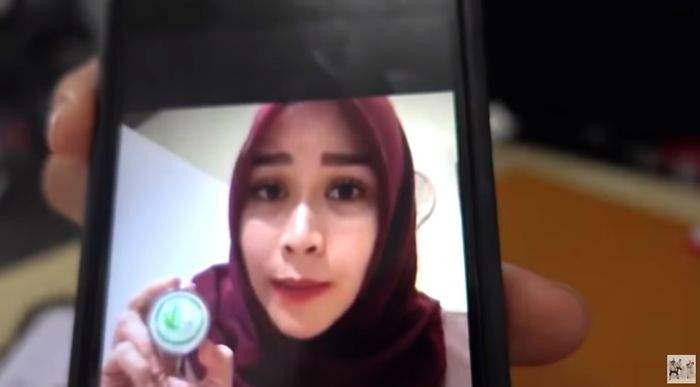 Penampilan Zaskia dengan bentuk alis yang tebal.