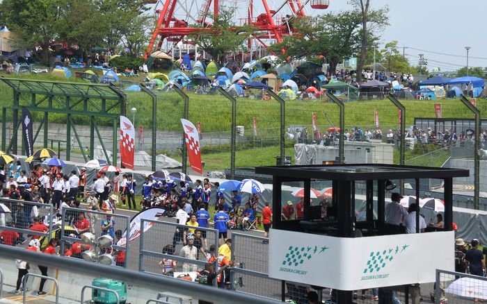 Kru mempersiapkan motor yang akan ditunggangi para rider sebelum start Suzuka 8 Hours 2019 di Sirkuit Suzuka, Jepang pada Minggu (28/7/2019). 