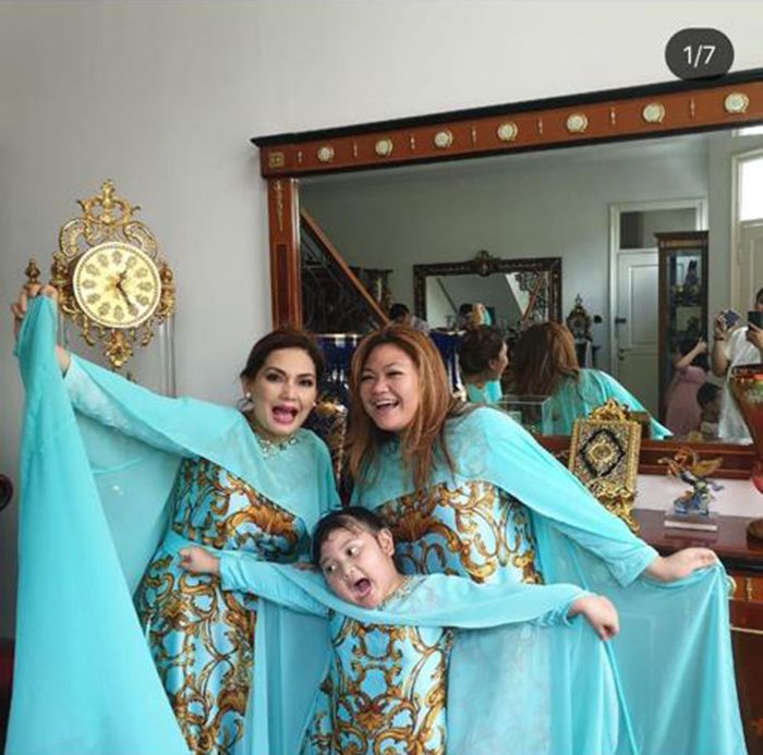 Bagian ruang tamu rumah Nia Daniaty