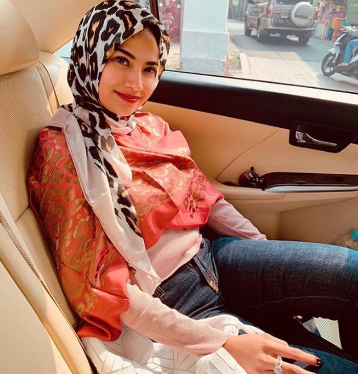 Bukan Foto Seksi, Vanessa Angel Malah Unggah Foto Baru Pakai Hijab