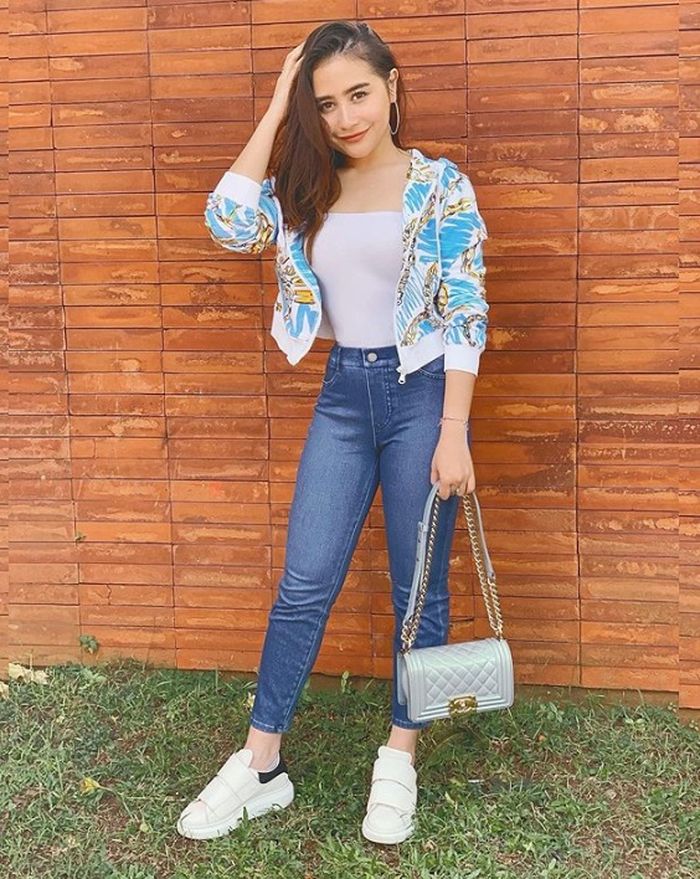 Prilly Latuconsina pakai jaket yang sama dengan Cinta Laura. Mana lebih stylish?