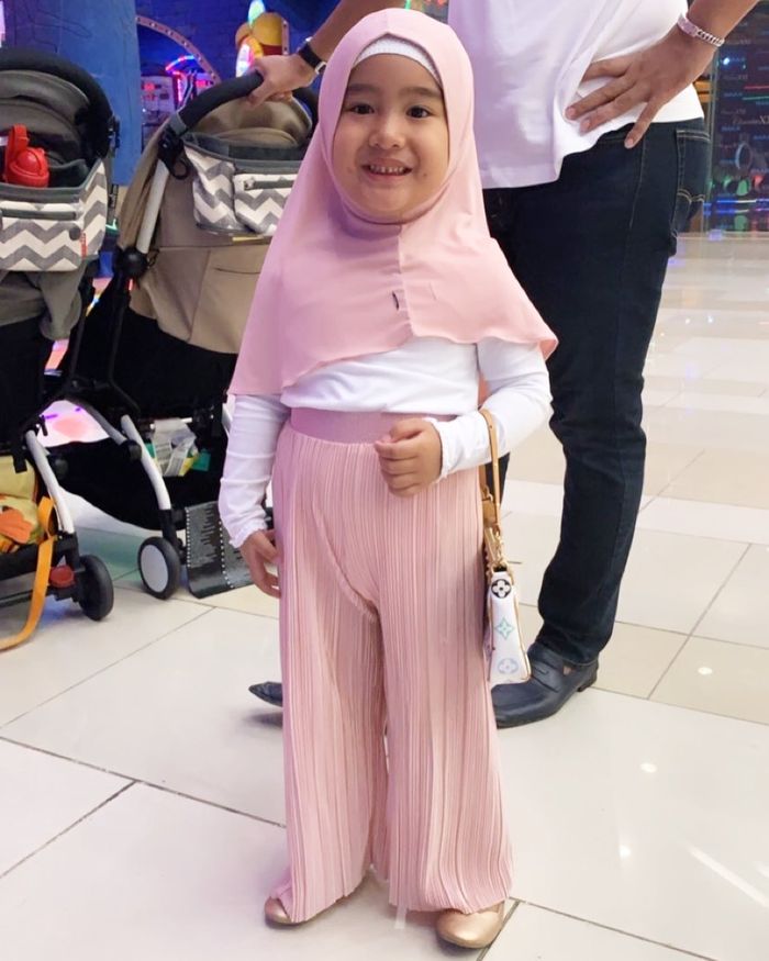 Keponakan Syahrini tenteng tas mewah