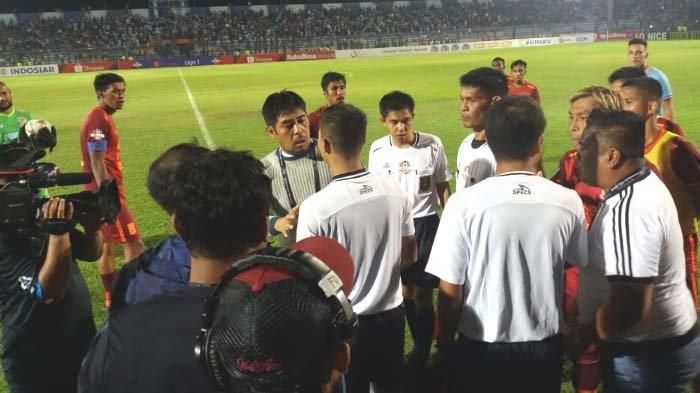 Pelatih Persela Nil Maizar terlibat debat dengan wasit Wawan Rapiko asal Riau dalam laga Persela vs Borneo FC yang diwarnai protes akibat penalti kontroversi, Senin malam (29/7/2019). 