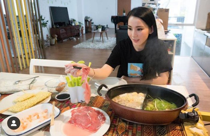 Ruang TV di rumah Jill Gladys